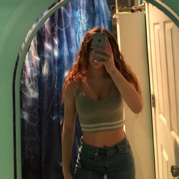 Cute light gray cropped tank top - Picture 1 of 7
